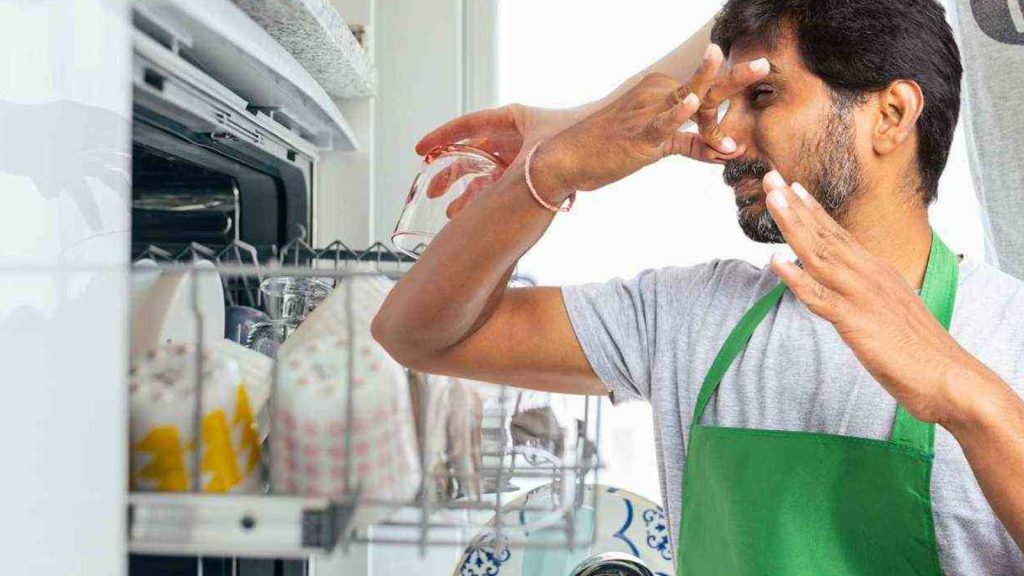 چرا بعضی ماشین‌های ظرفشویی زود بو می‌گیرند؟